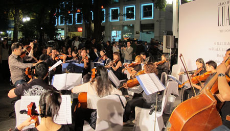 Nouveauté: Orchestre symphonique sur le trottoir à Hanoï